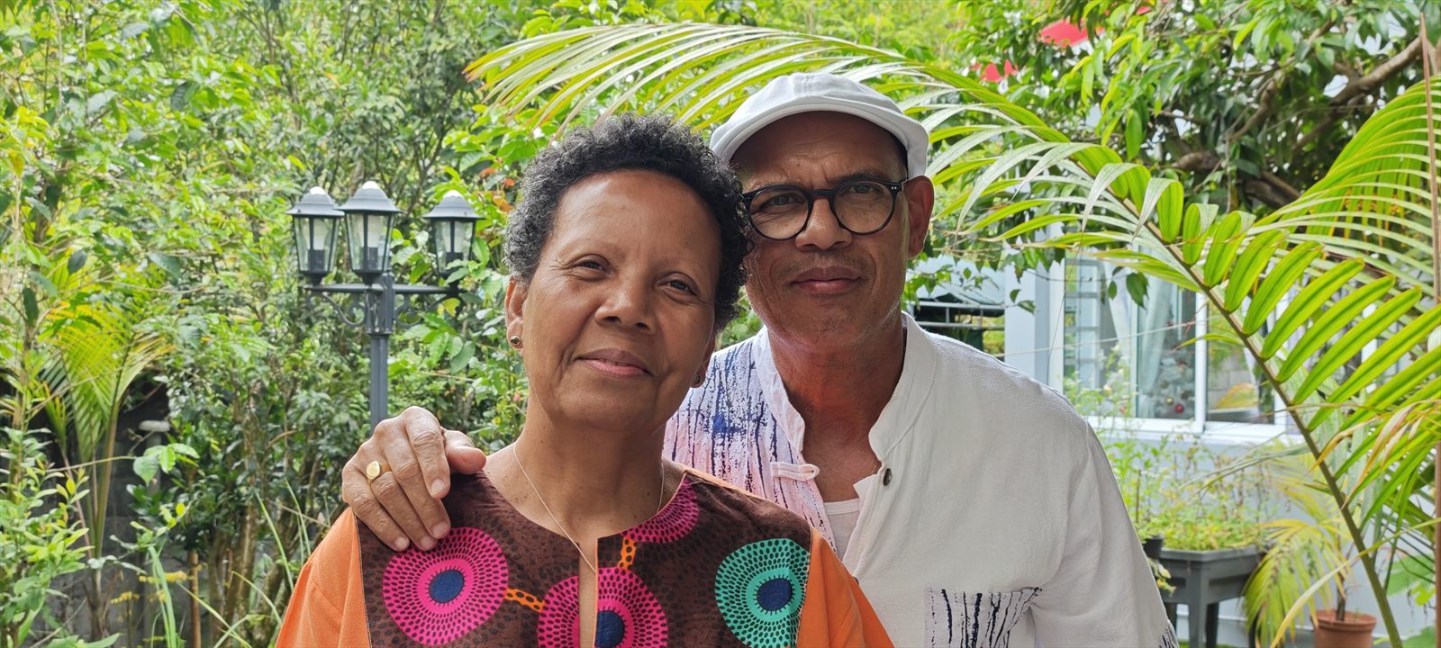 Portrait de Françoise et Fred, les hôtes, dans leur jardin tropical